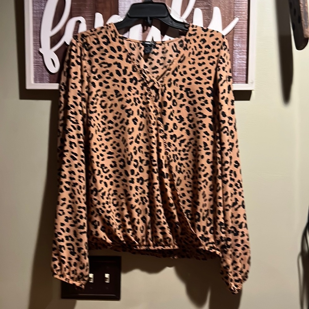 Nice leopard print blouse.